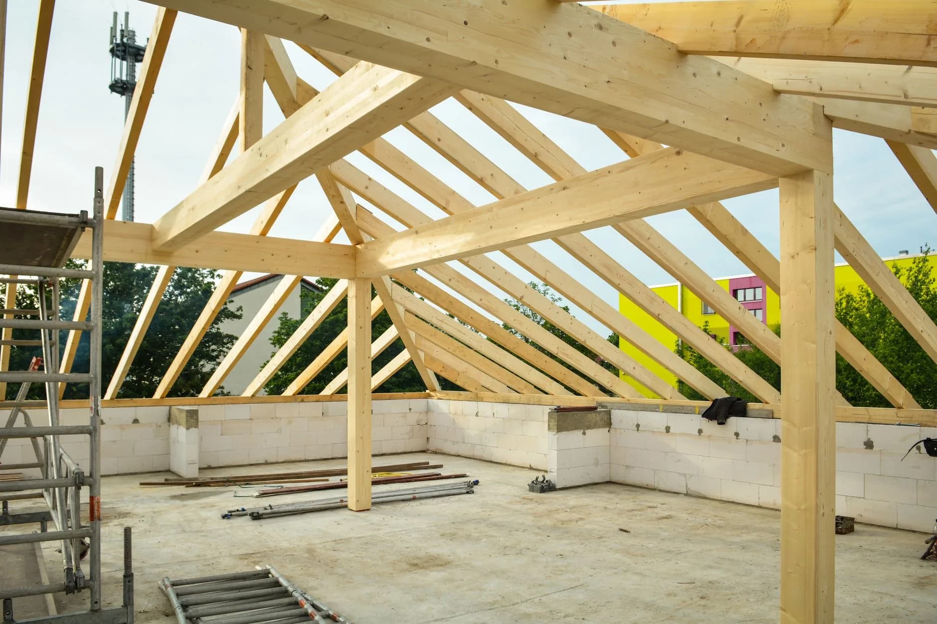 Chantier de construction en ossature bois avec isolant biosourcé